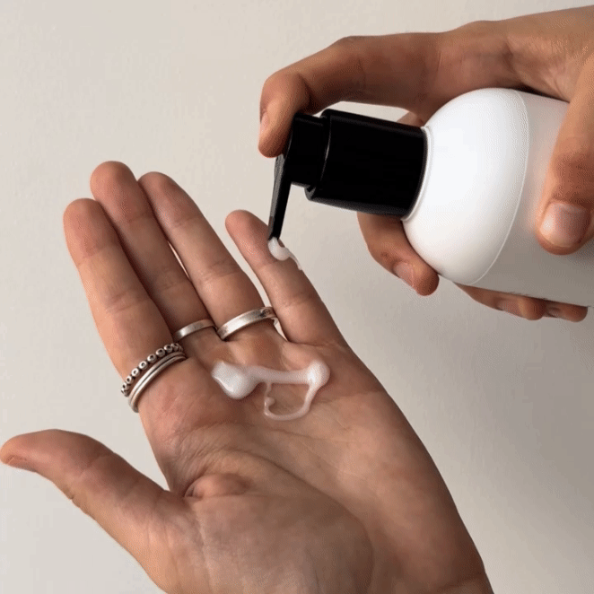 Gif showing someone pour Mini Styling Cream - Alcôve Hair in their palm