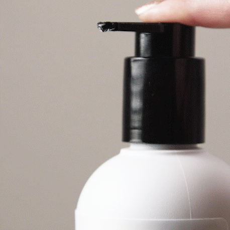 GIF of the Alcôve Hair Nourishing Styling Jelly for Hair showing the texture of the product