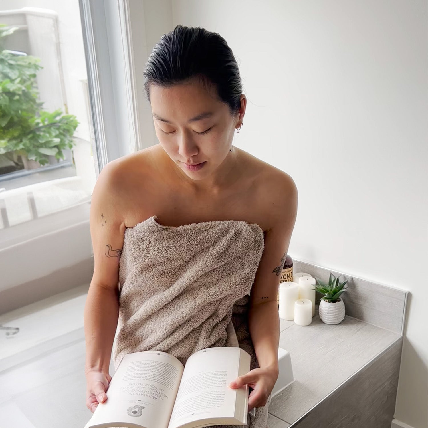 A picture of a person sitting on the side of a bath tube